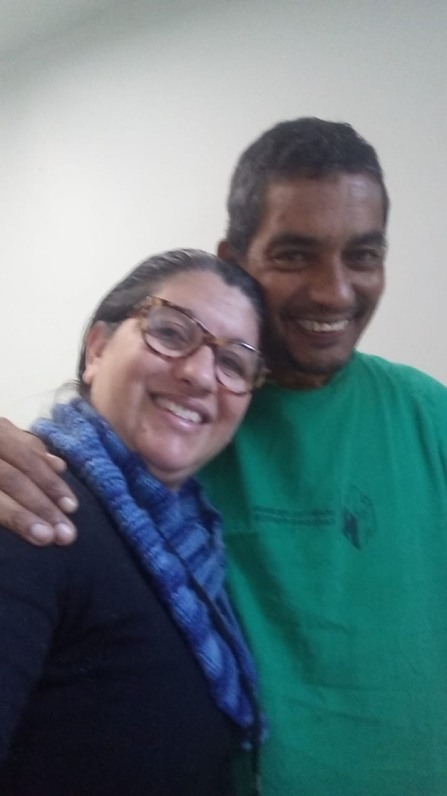 Glauco e sua esposa sorrindo juntos em uma selfie.